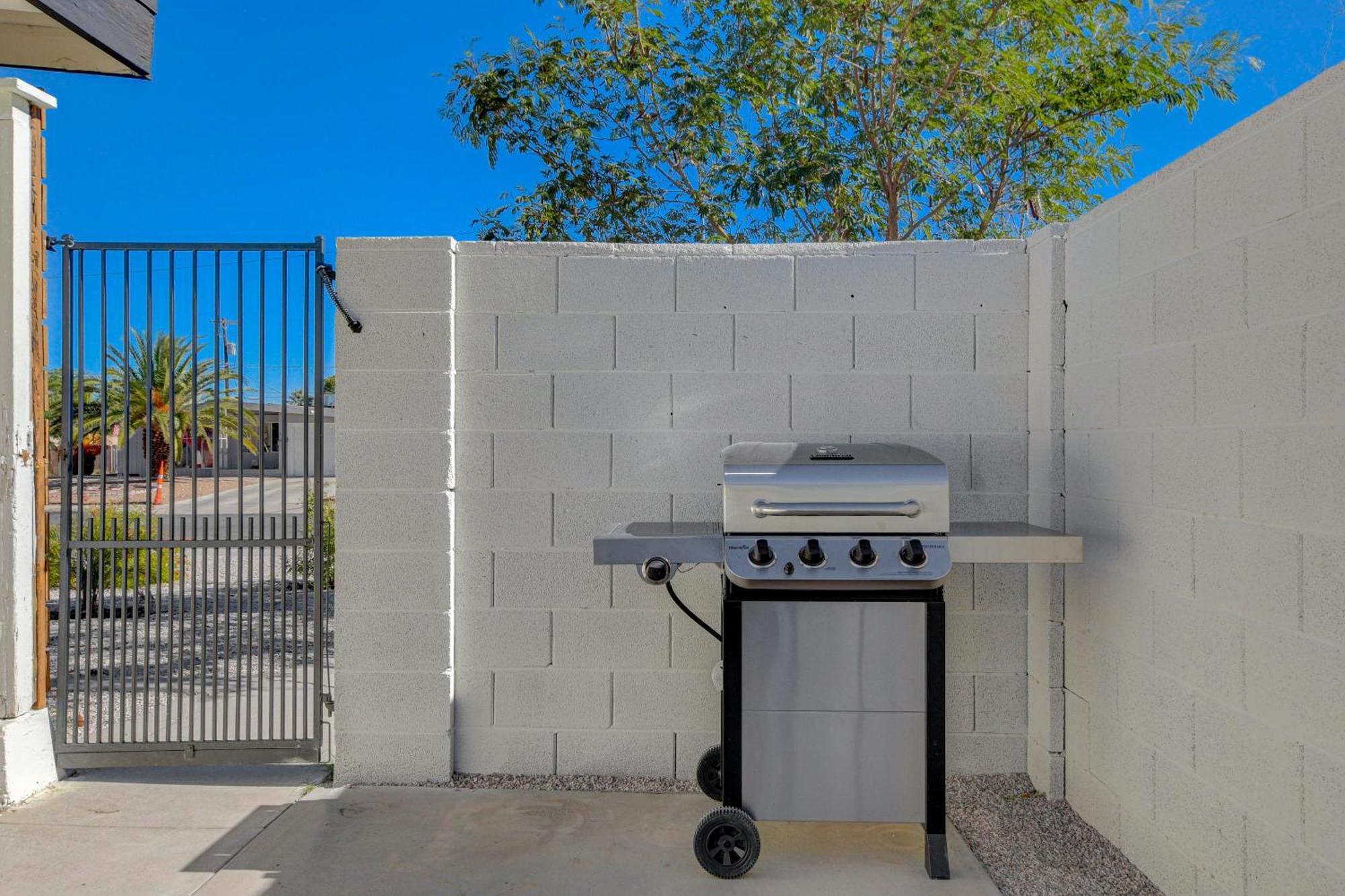 Lady Luck Oasis Large Pool Central Dogs Welcome Las Vegas Exterior foto